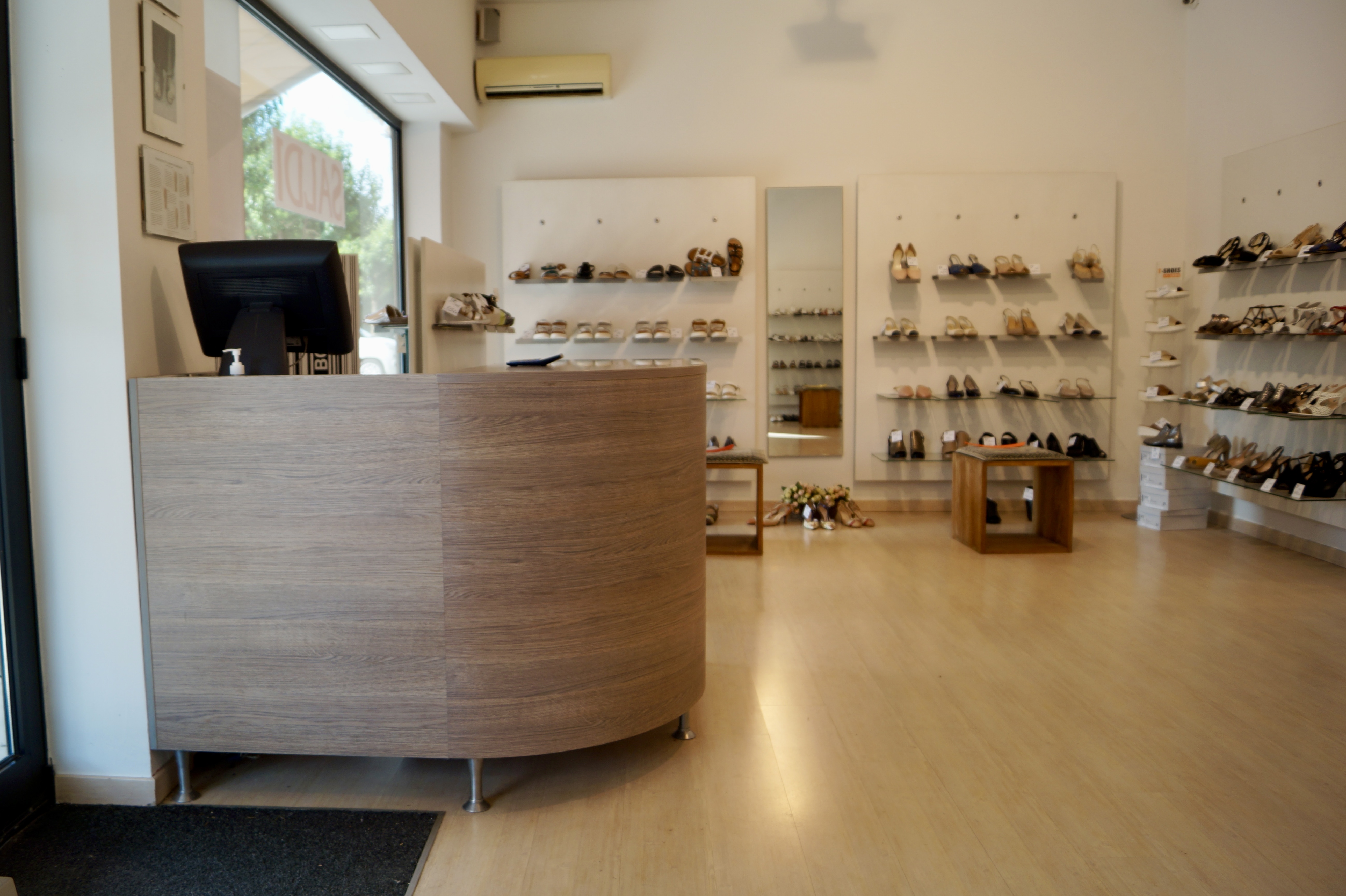 L'interno della Calzoleria Bonotto a Dueville, con le scarpe esposte sulle pareti
